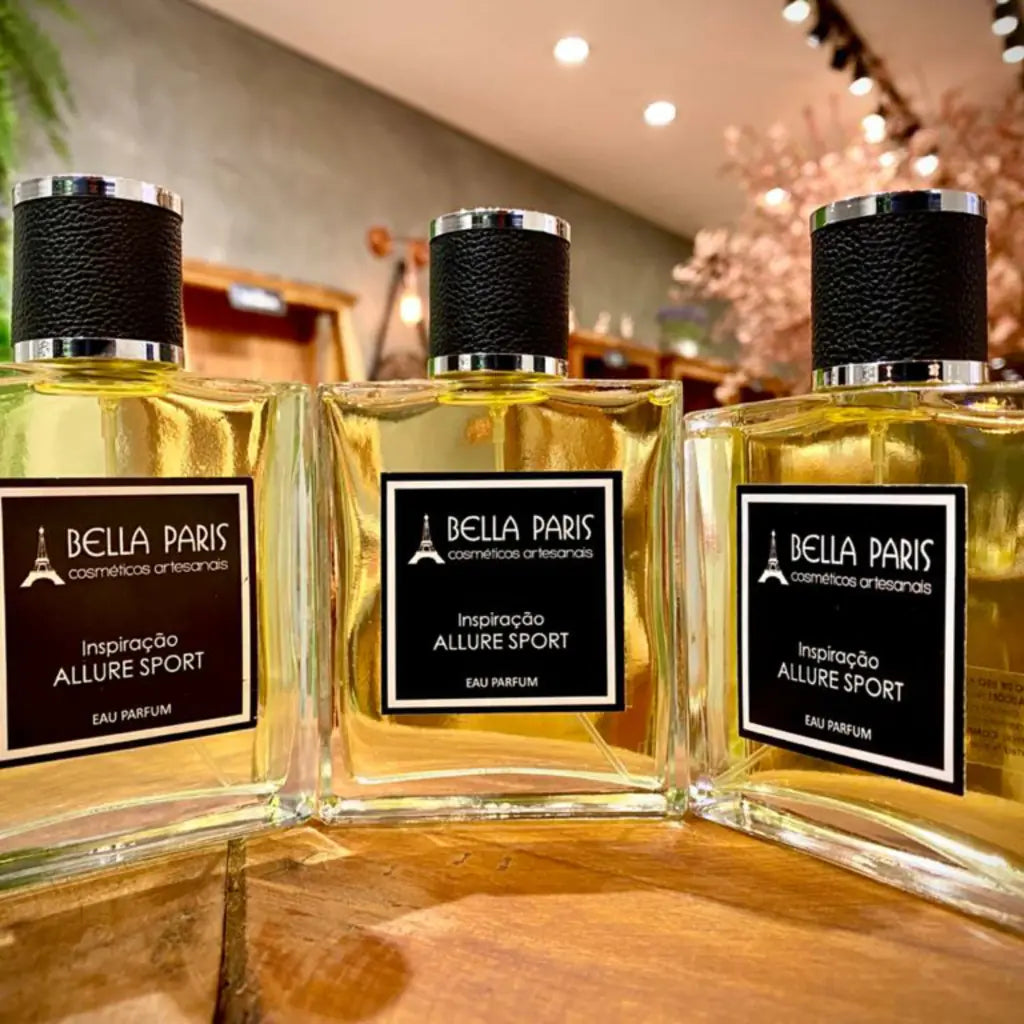 Três frascos do Perfume Masculino Inspiração Allure Homme Sport da Bella Paris exibidos na loja.