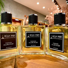 Três frascos do Perfume Masculino Inspiração Allure Homme Sport da Bella Paris exibidos na loja.