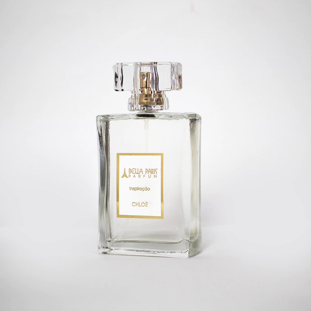 Frasco do Perfume Inspiração Chloé de lado. Destaque para o perfil elegante do frasco, exibindo a forma e os detalhes intricados.