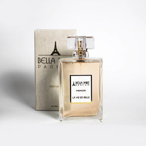 Frasco do Perfume Inspiração La Vie Est Belle da Bella Paris com fundo claro e elegante.