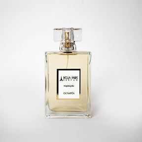 Frasco do Perfume Feminino Inspiração Olympéa - Bella Paris em fundo branco: Design elegante e moderno destacando a sofisticação do perfume.