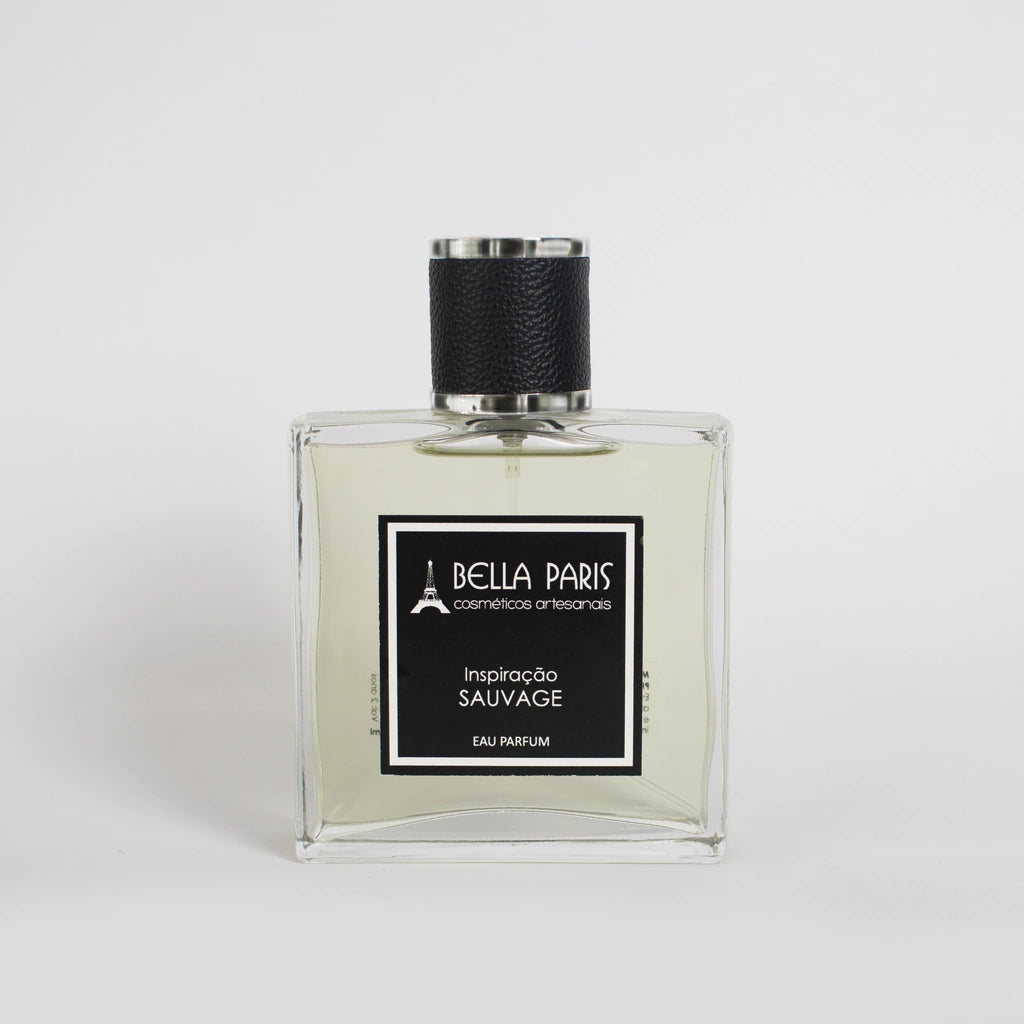 Frasco elegante do Perfume Masculino Inspiração Sauvage da Bella Paris, destacando seu design sofisticado e a cor ambarada da fragrância.