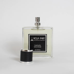 Visão frontal do frasco do Perfume Masculino Inspiração Sauvage da Bella Paris, mostrando seu design elegante e sofisticado.