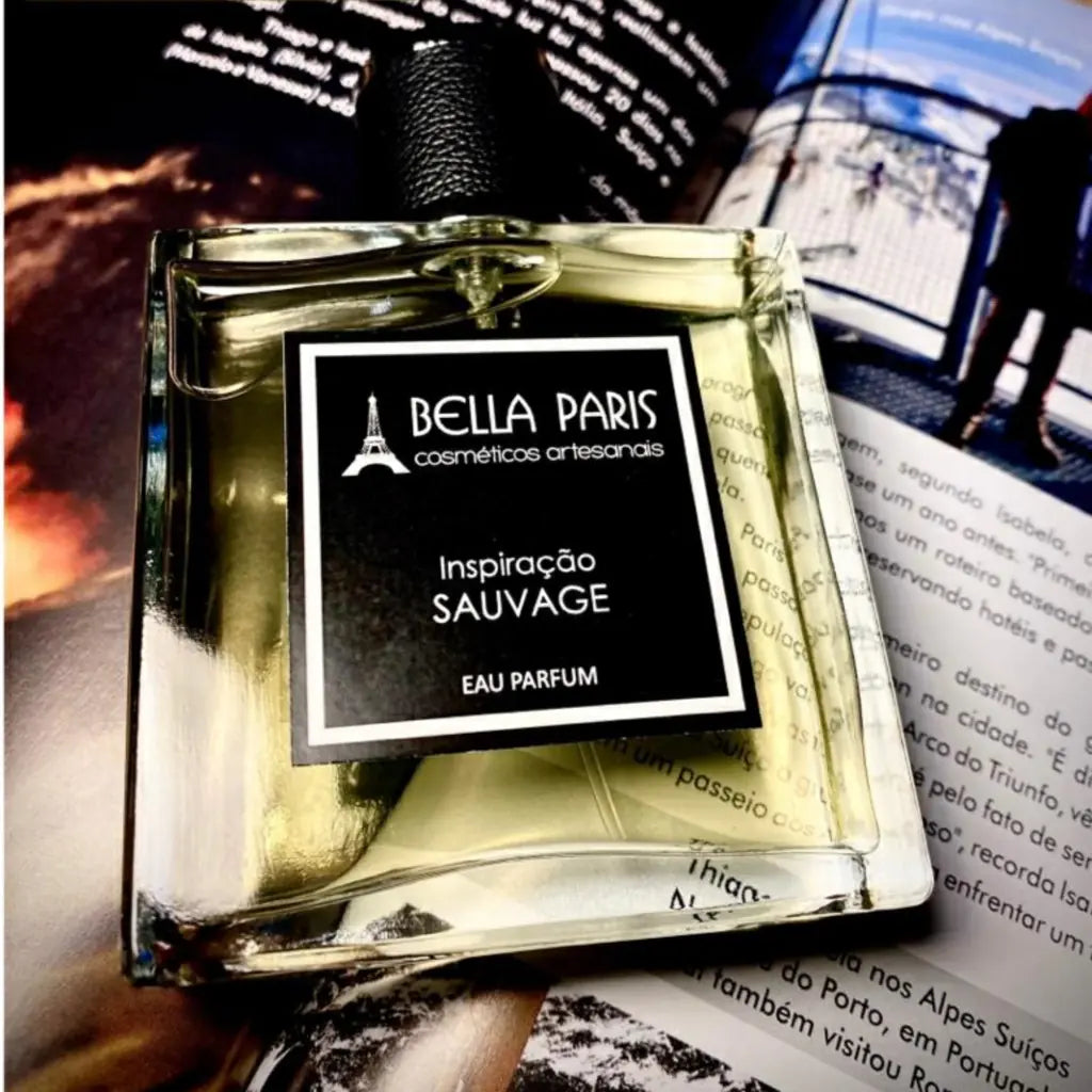 Frasco do Perfume Masculino Inspiração Sauvage da Bella Paris posicionado em um fundo decorativo, ressaltando a beleza e a sofisticação da embalagem.